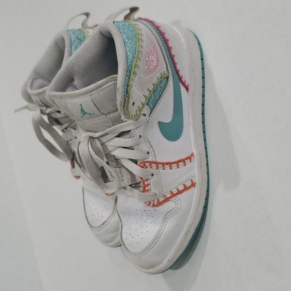 Air Jordan 1 Mid SE (GS) size 2Y - Picture 2 of 9